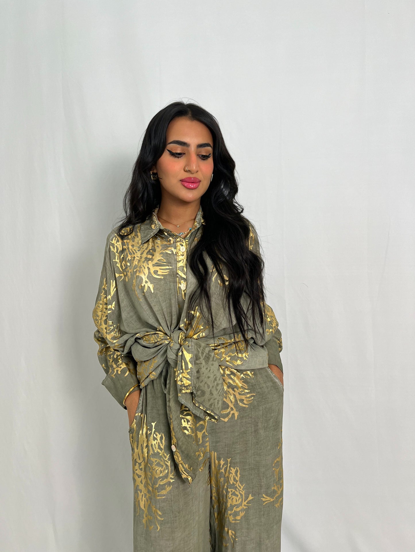 طقم كتان أخضر بنقش ذهبي