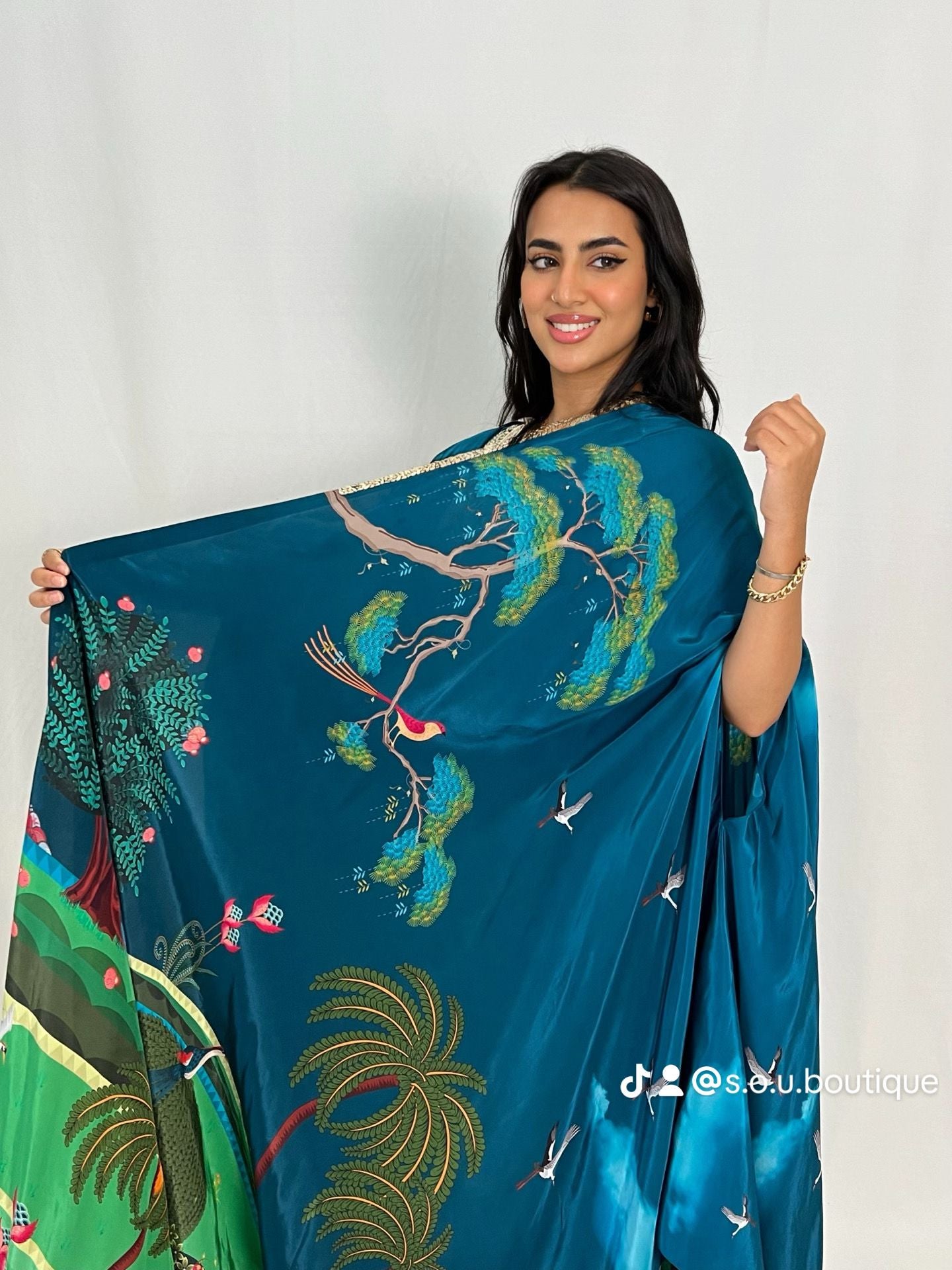 عباءة ساتان بطبعة طبيعية زرقاء