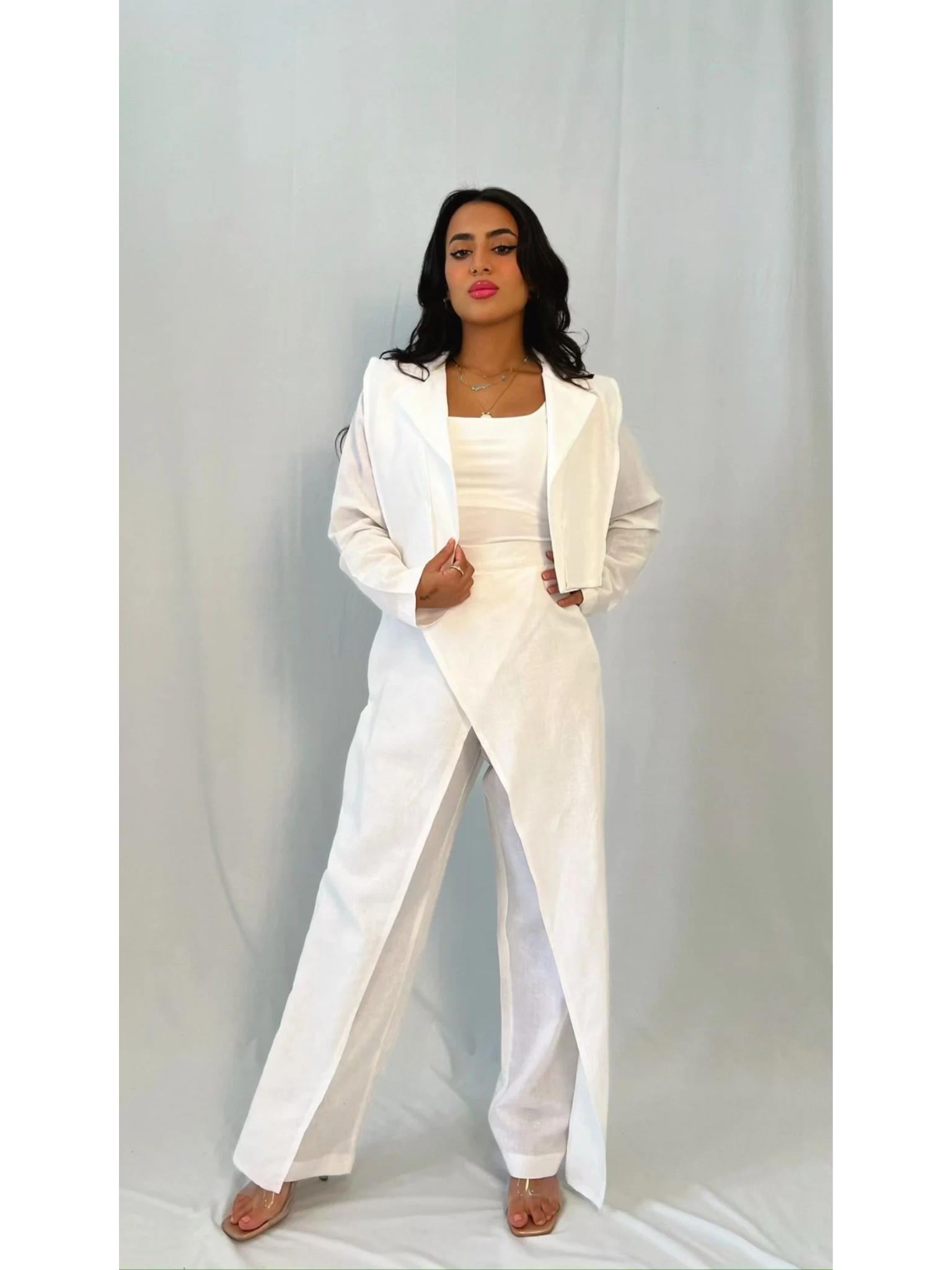 طقم بدلة أبيض أنيق