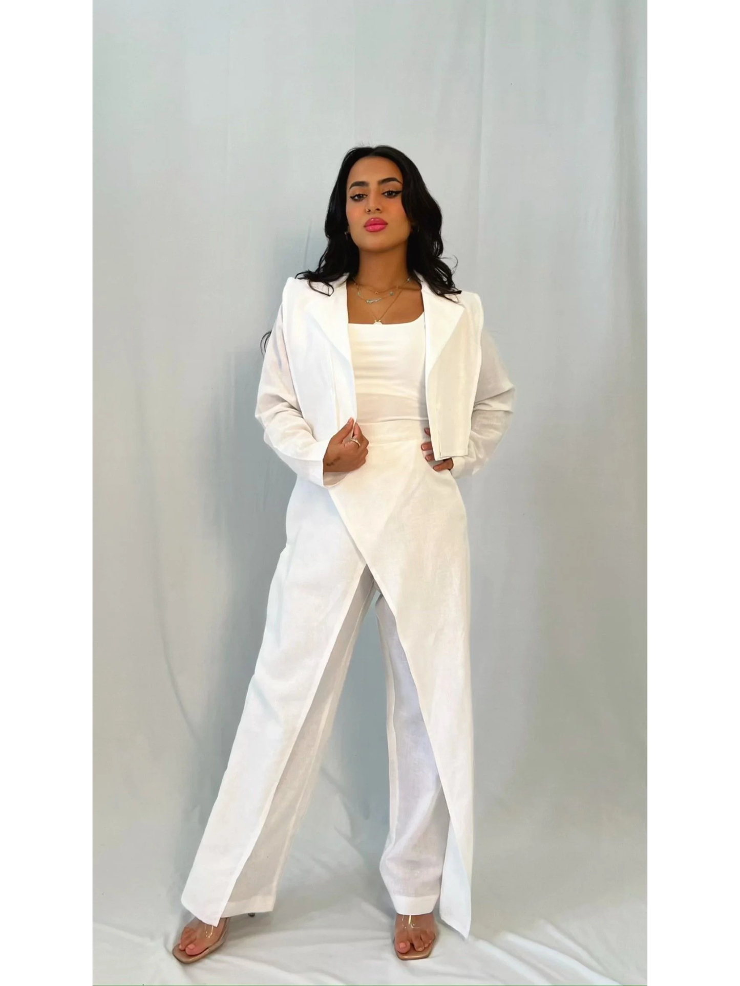 طقم بدلة أبيض أنيق