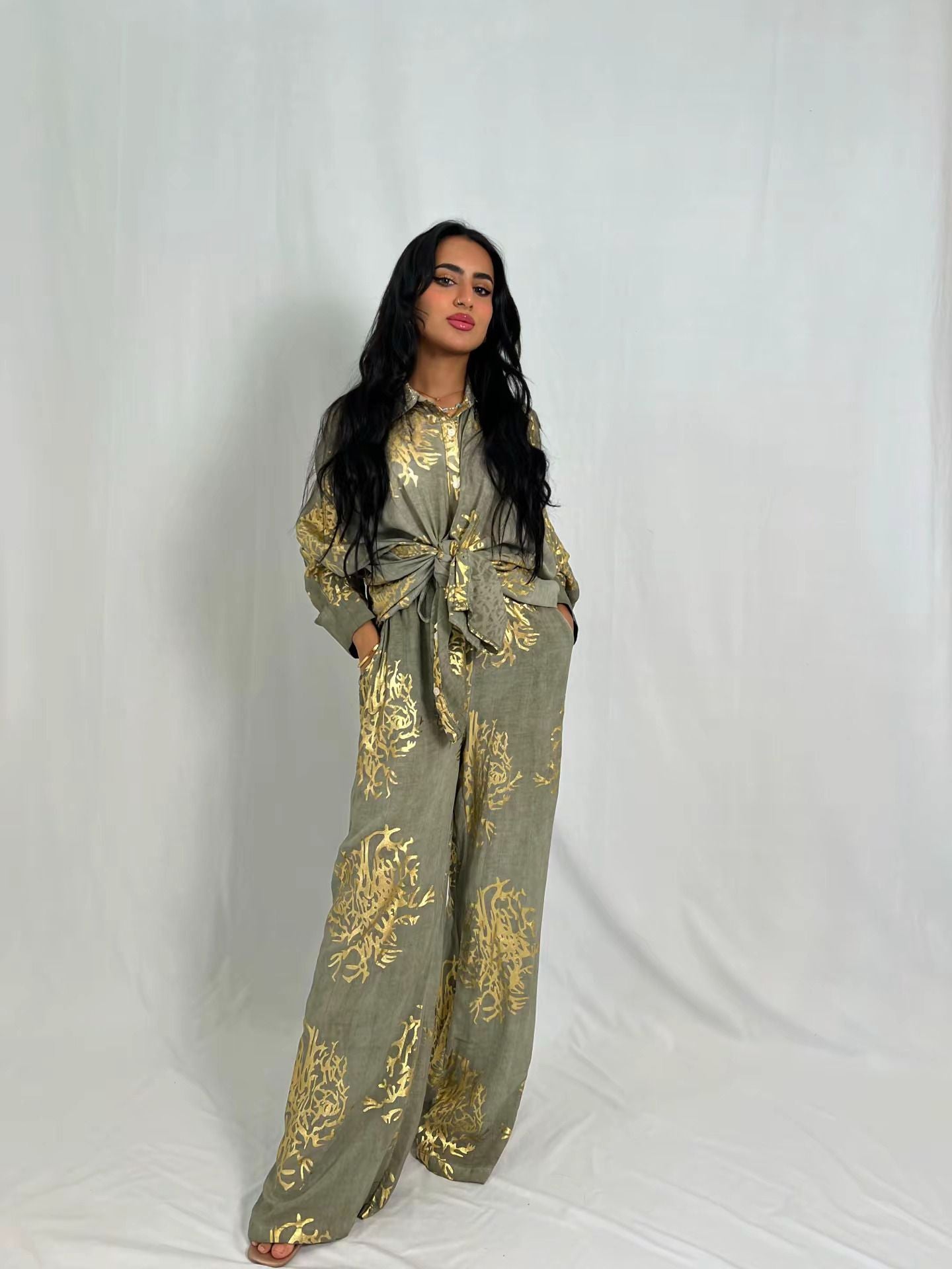 طقم كتان أخضر بنقش ذهبي