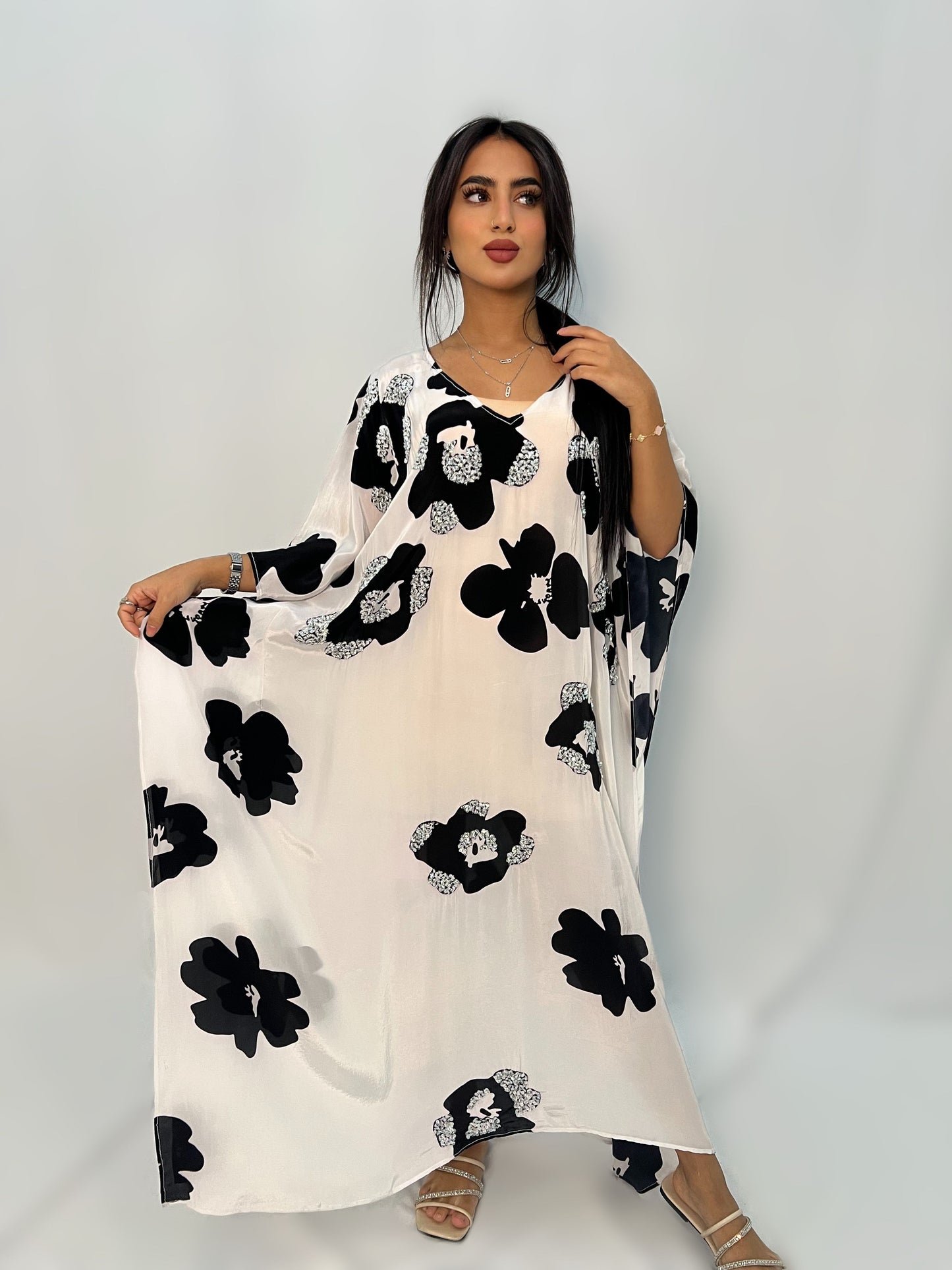 جلابية حرير لامع أبيض بنقشة زهور سوداء