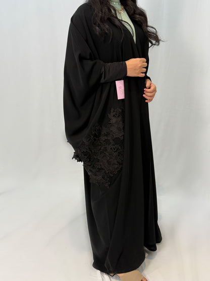عباية سوداء بتطريز كتف بارز