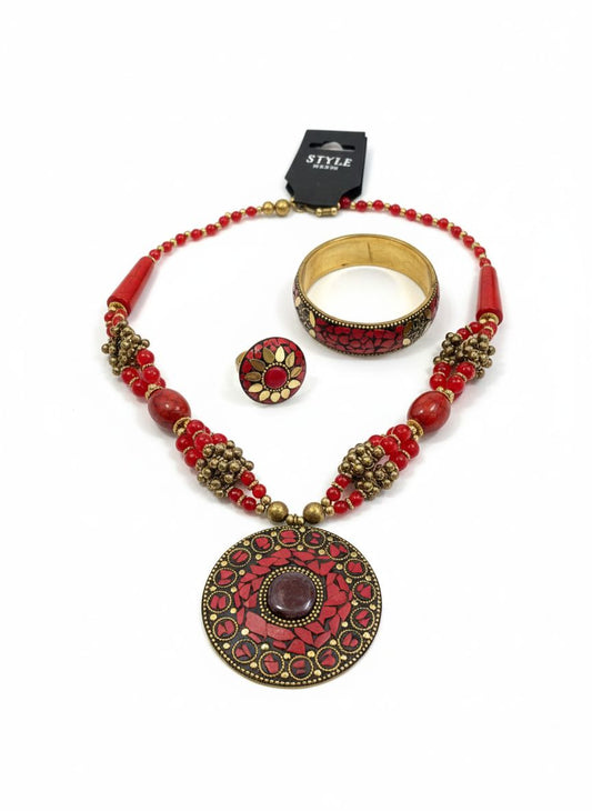 طقم إكسسوارات تراثي أحمر مزخرف