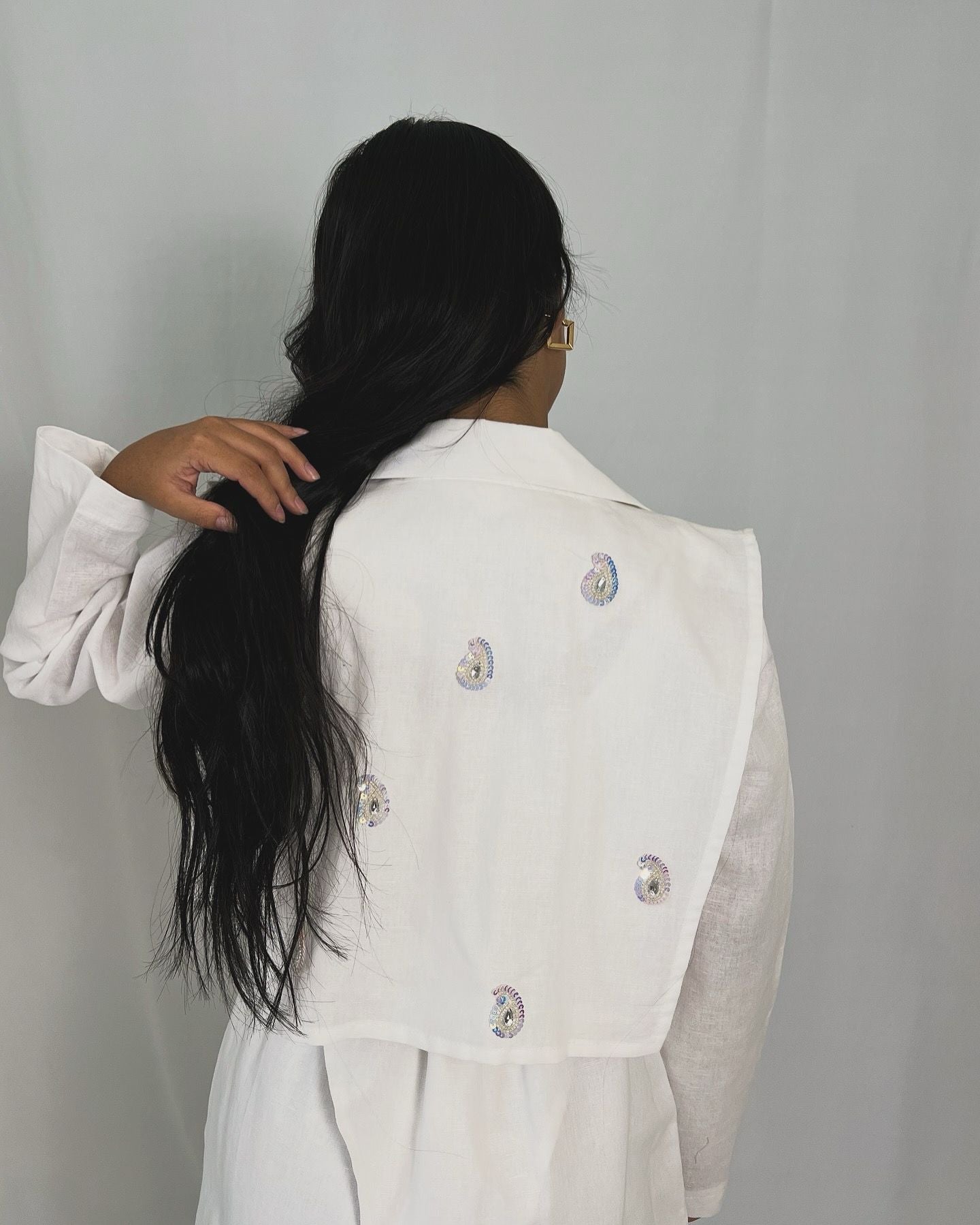 طقم بدلة أبيض أنيق