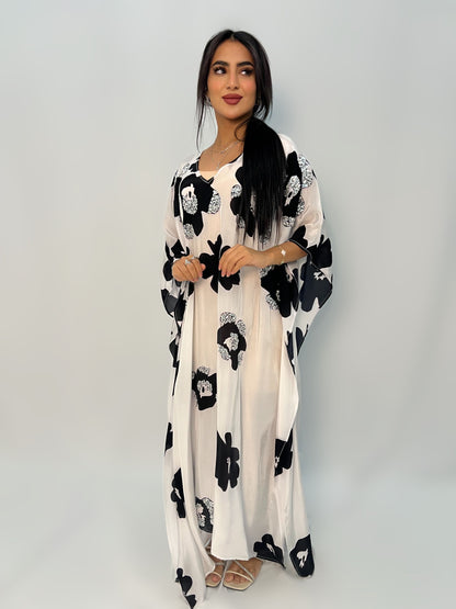 جلابية حرير لامع أبيض بنقشة زهور سوداء