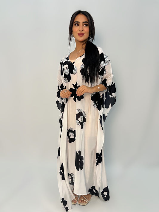 جلابية حرير لامع أبيض بنقشة زهور سوداء
