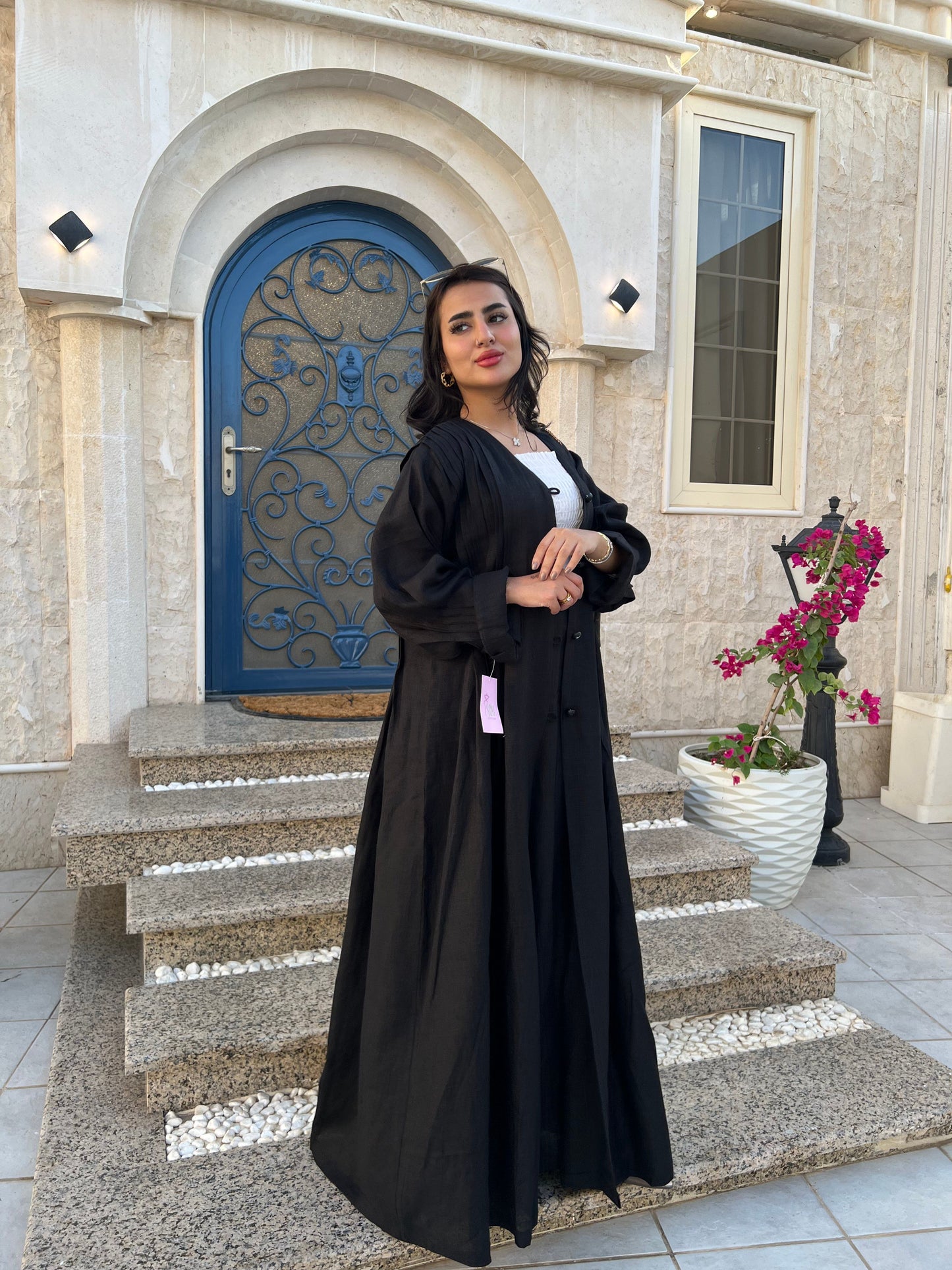 عباءة قماش خفيف سوداء عصرية