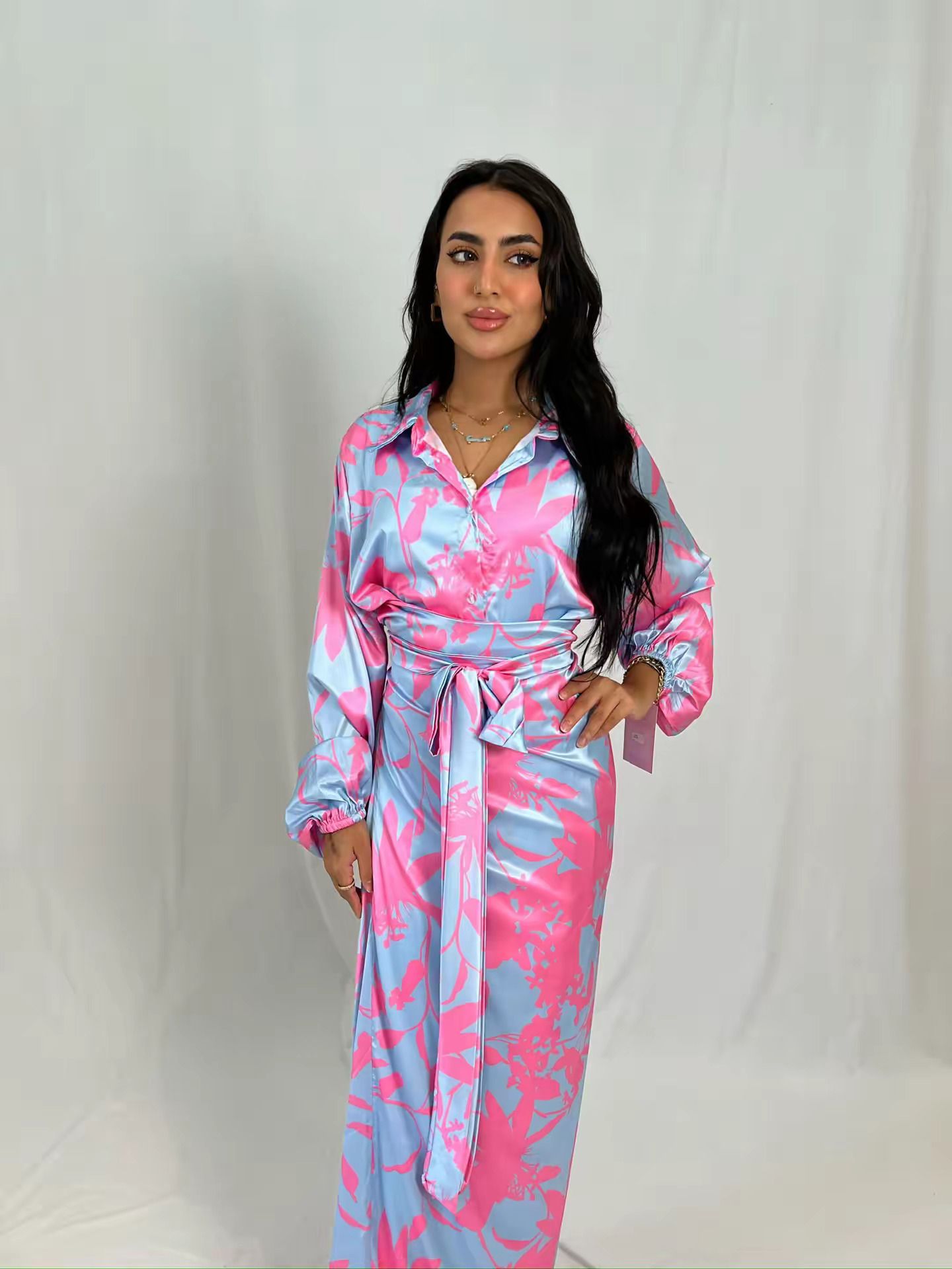 فستان ساتان بنقشة وردية وزرقاء