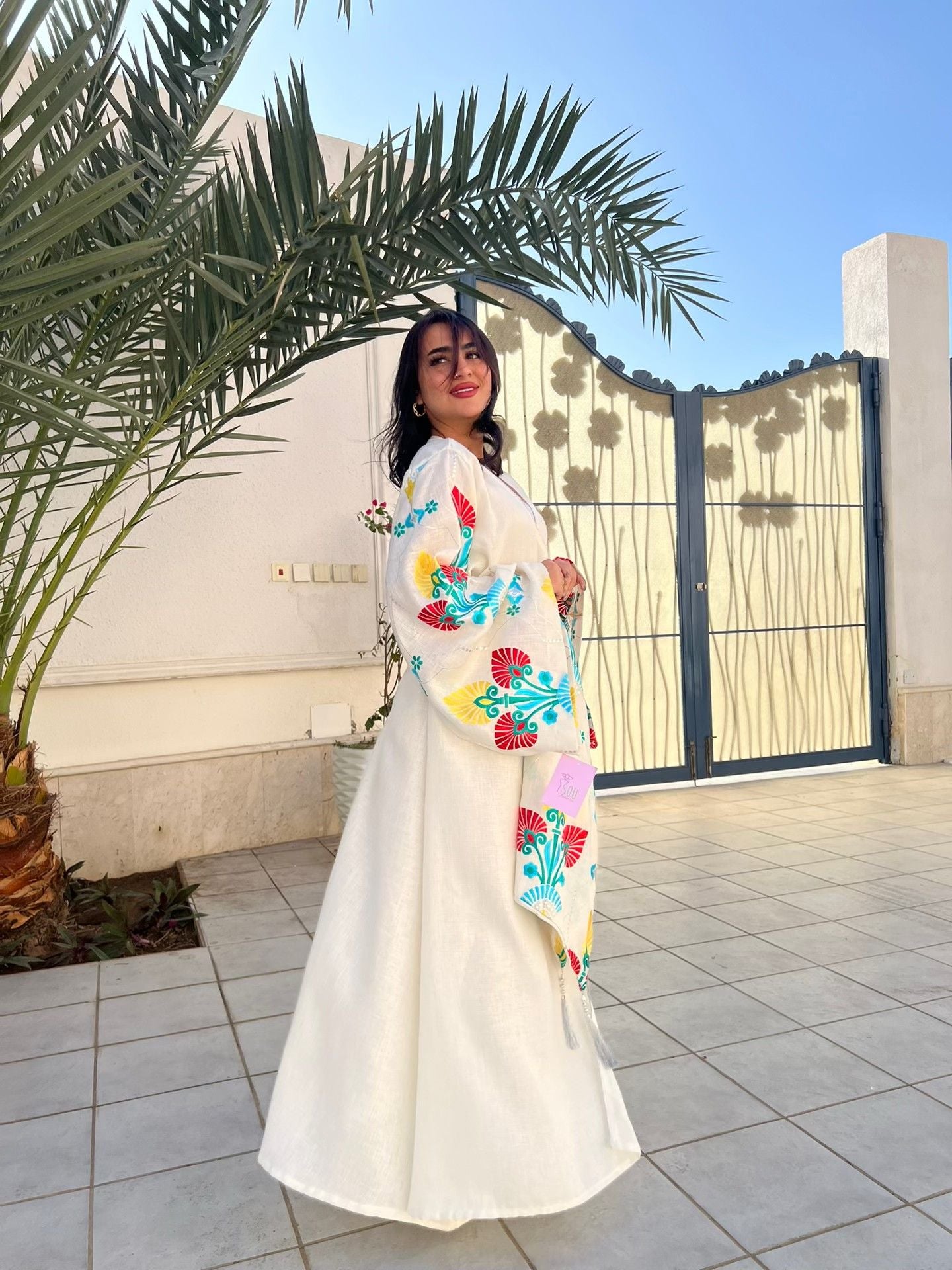 جلابية قماش ناعم بيضاء مطرزة