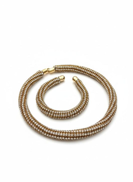 طقم نسائي مرصّع ذهبي فخم