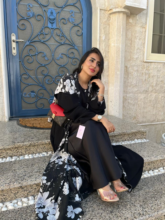 عباءة قماش انسيابي سوداء بنقشة زهور
