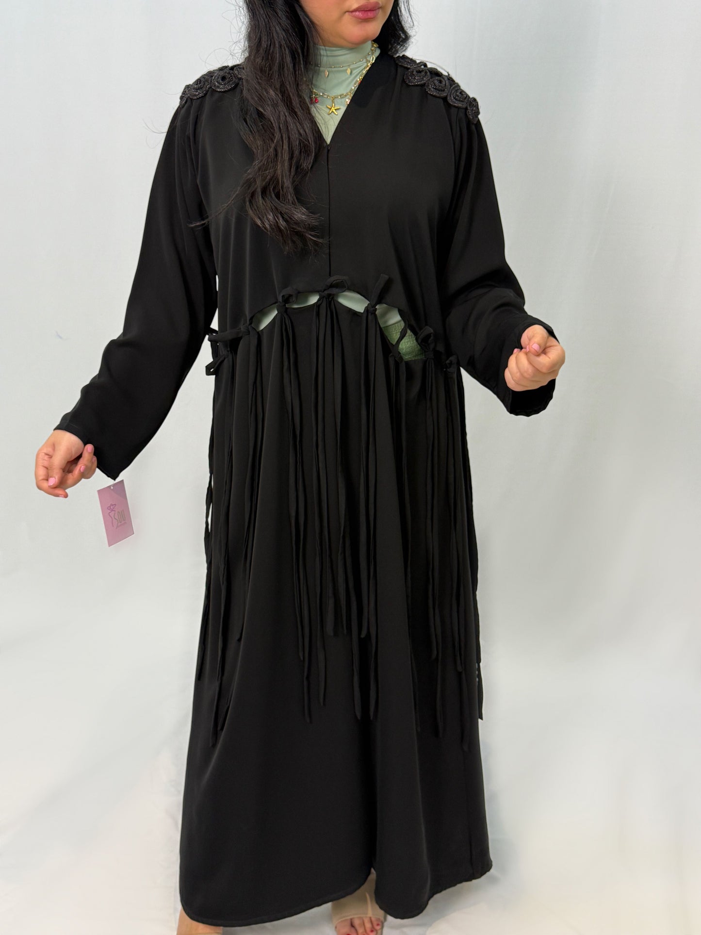 عباية سوداء بتطريز كتف بارز