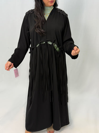 عباية سوداء بتطريز كتف بارز