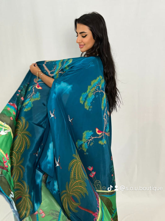 عباءة ساتان بطبعة طبيعية زرقاء