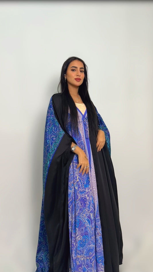 عباءة فاخرة انسيابية سوداء بطبعات زرقاء