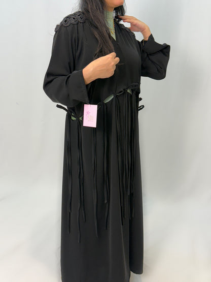 عباية سوداء بتطريز كتف بارز