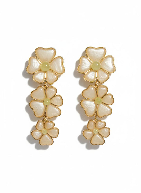 حلق نسائي ذهبي بزخرفة زهور