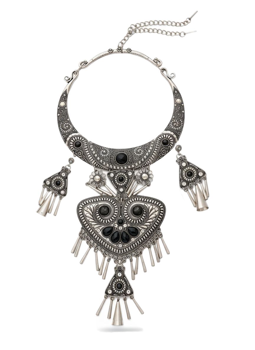 عقد فضي تراثي بأحجار سوداء