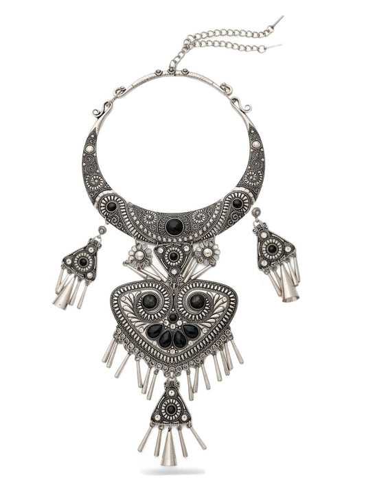 عقد فضي تراثي بأحجار سوداء