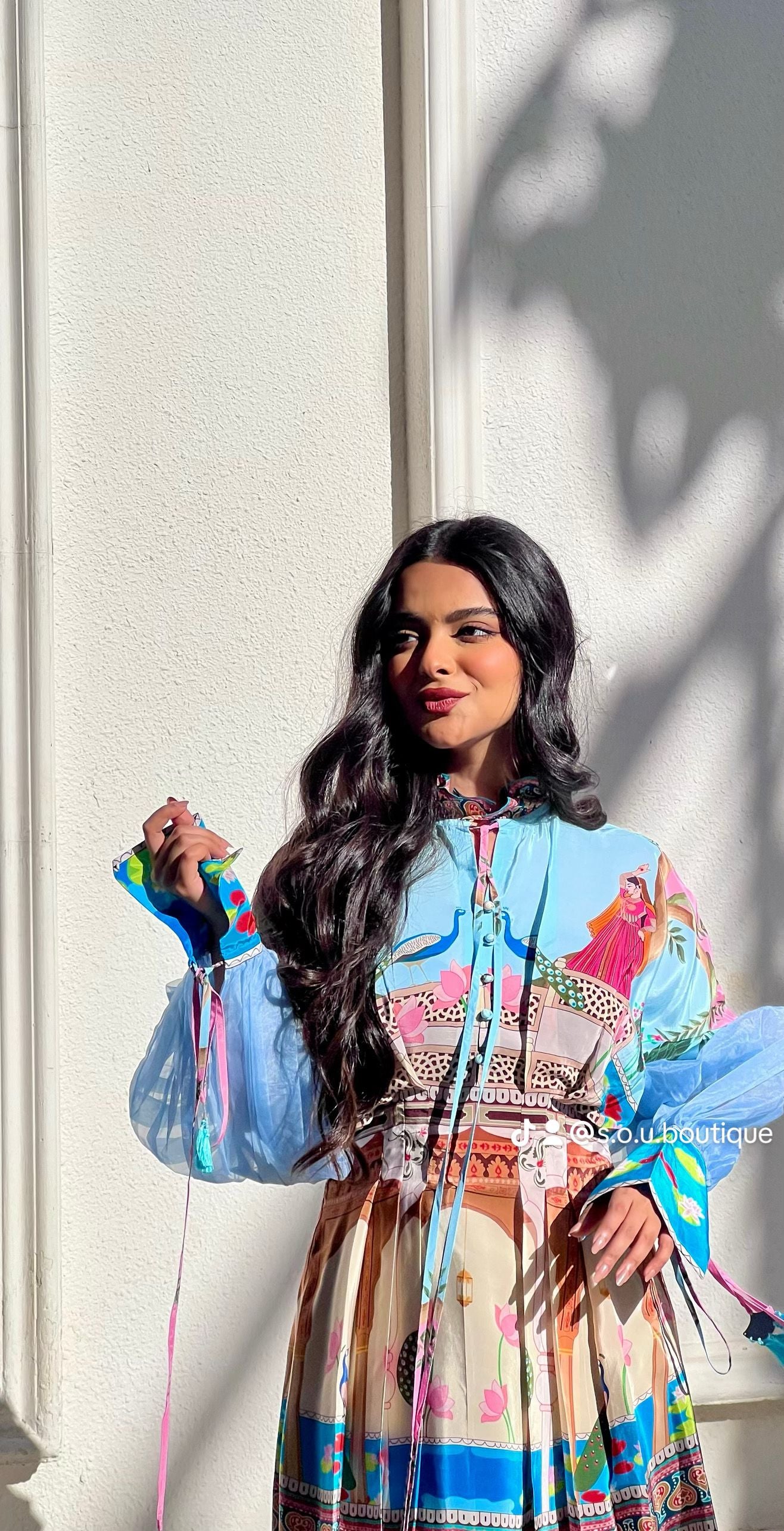 فستان حرير ناعم بنقشة فنية