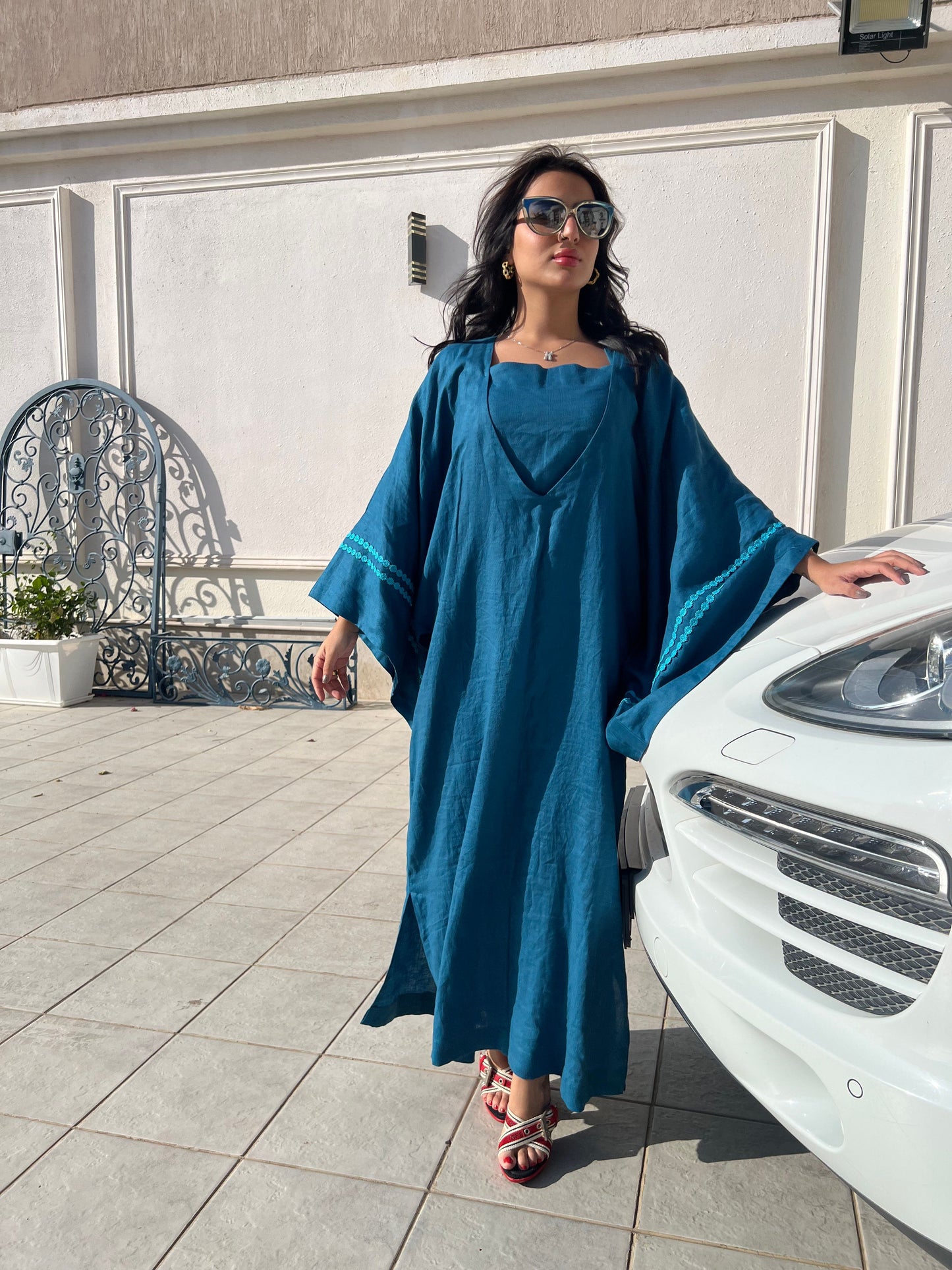 جلابية كتان تركواز بتطريز أزرق