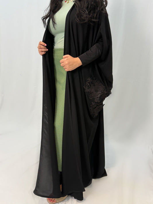 عباءة شيفون سوداء بتطريز أكمام