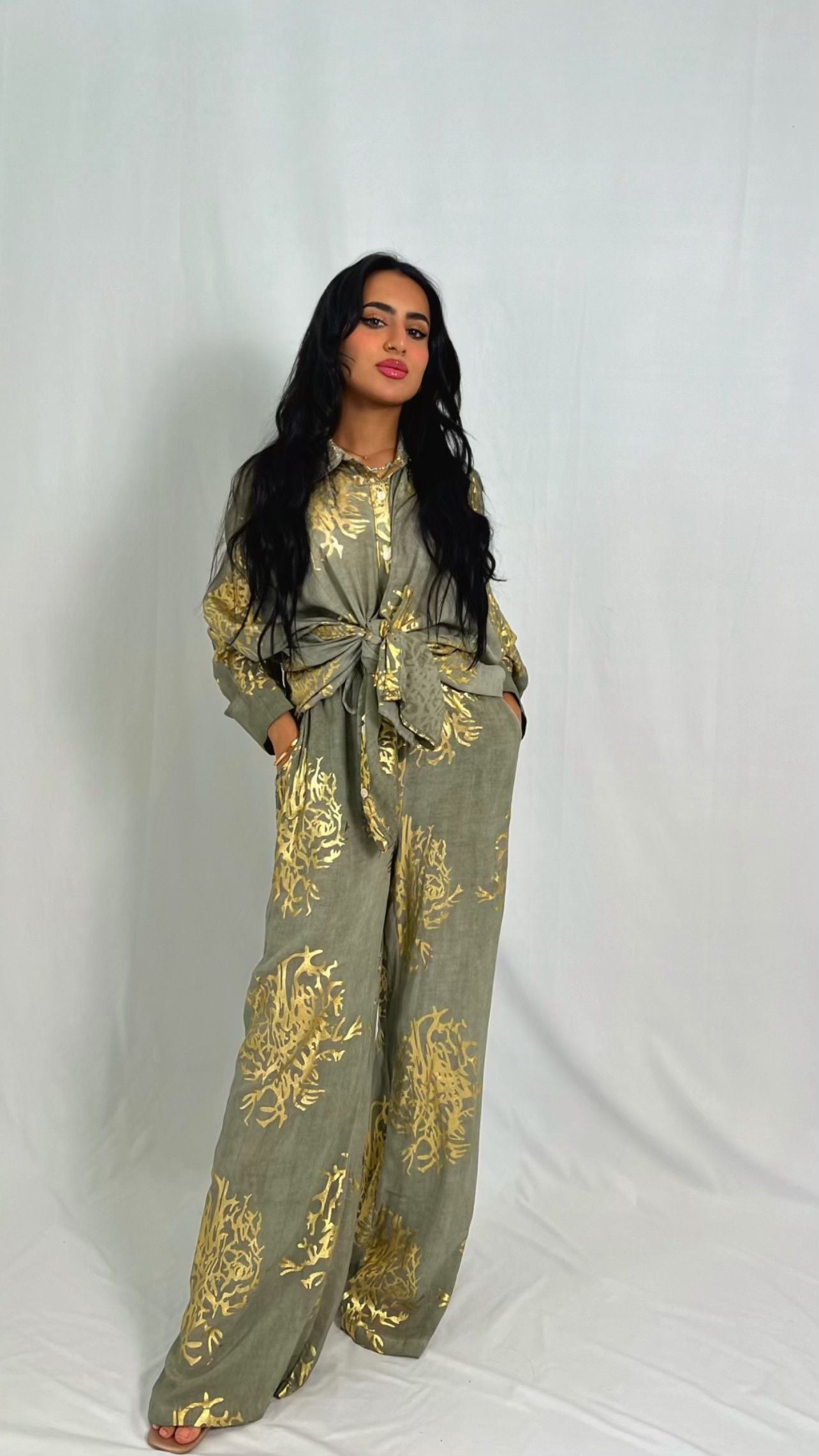 طقم كتان أخضر بنقش ذهبي