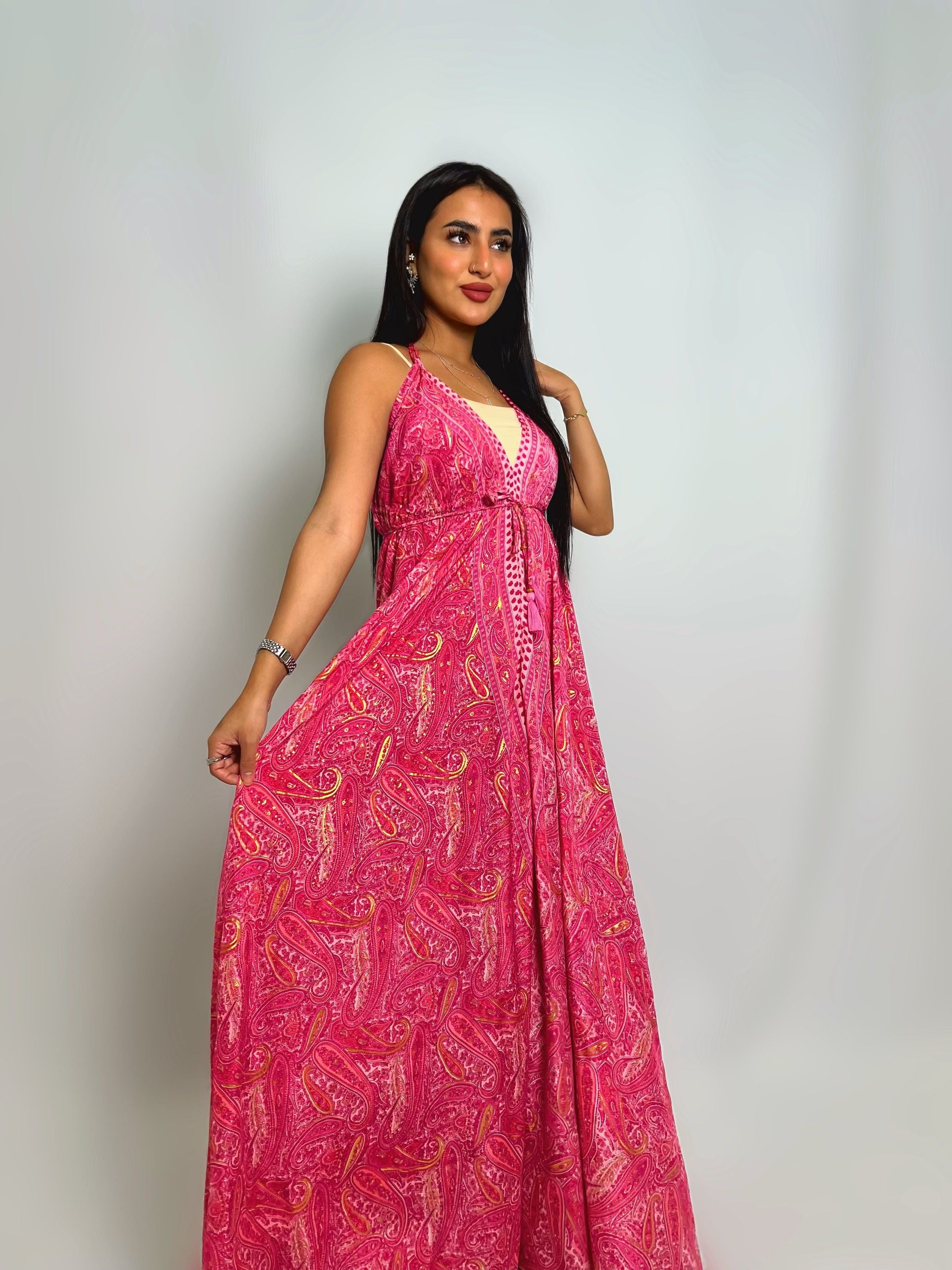 فستان ماكسي انسيابي بنقشة بايسلي وردي