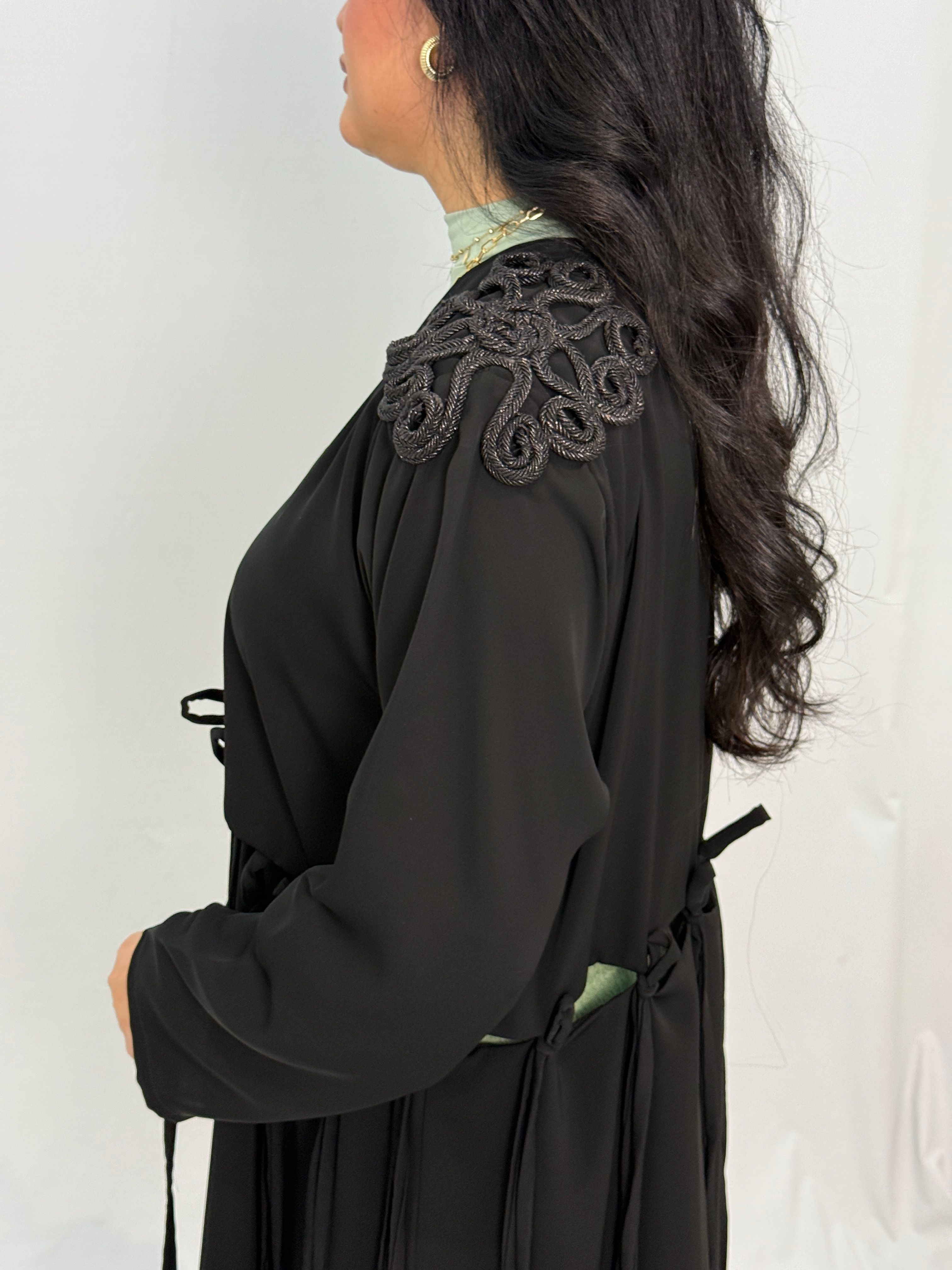 عباية سوداء بتطريز كتف بارز