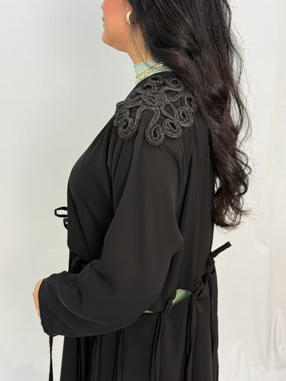 عباية سوداء بتطريز كتف بارز