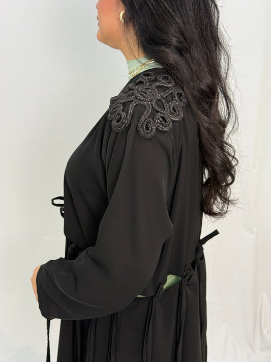 عباية سوداء بتطريز كتف بارز