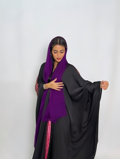 عباءة قماش انسيابي أرجواني مزخرف