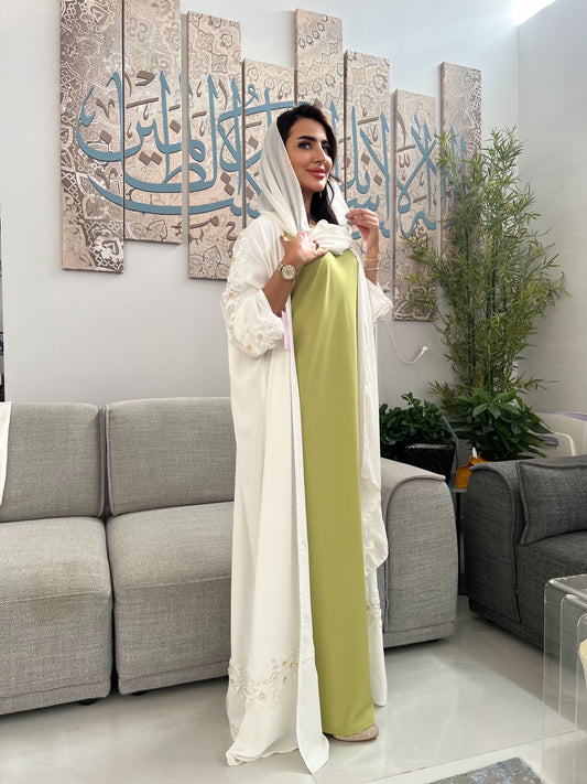 عباءة قماش ناعم بيضاء مطرزة
