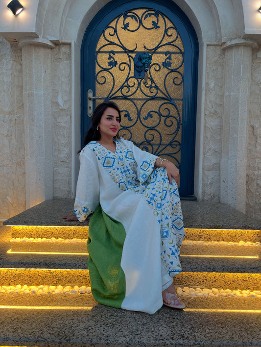 جلابية قماش خفيف بيضاء مطرزة