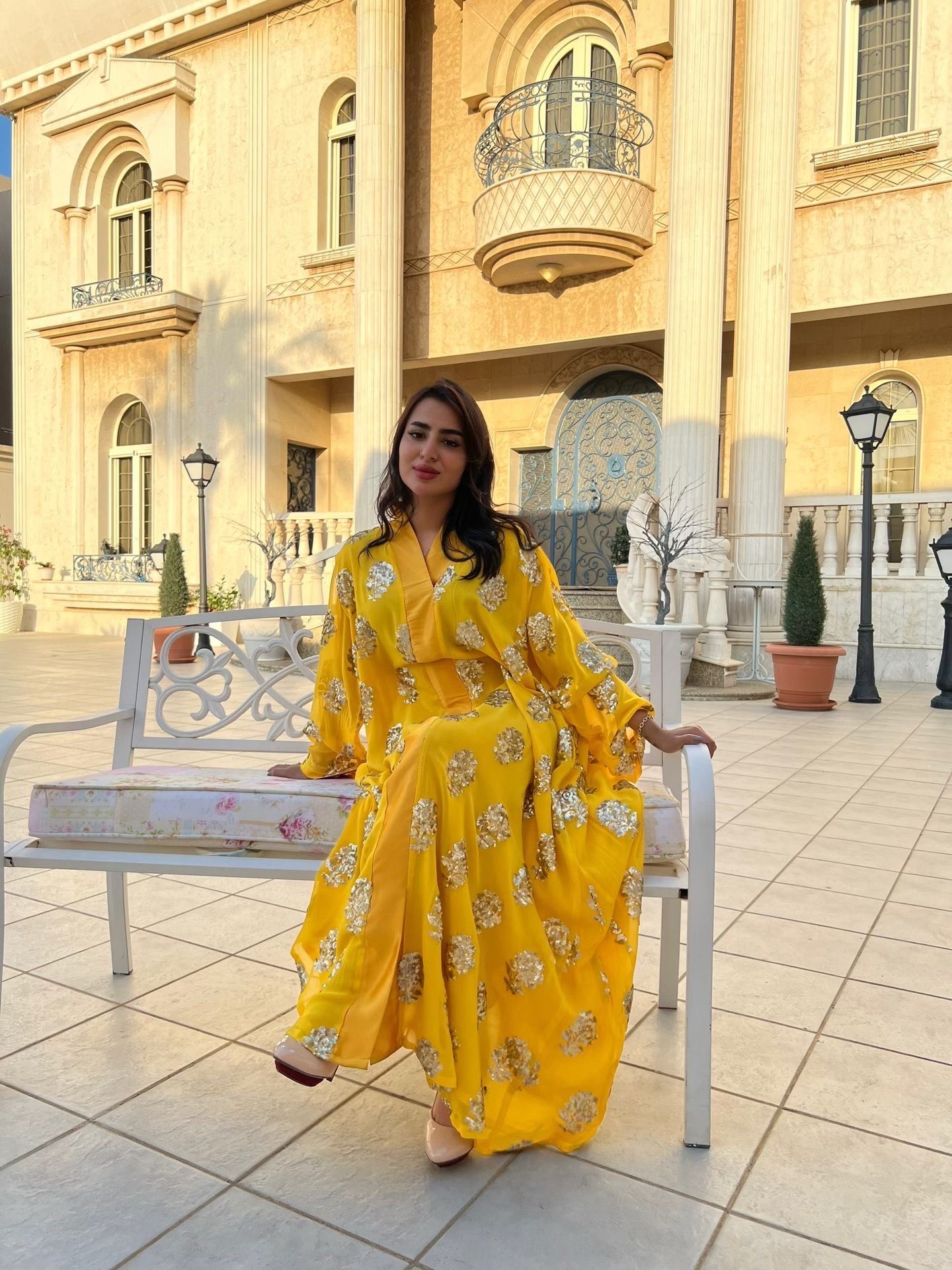 جلابية قماش انسيابي أصفر ذهبي