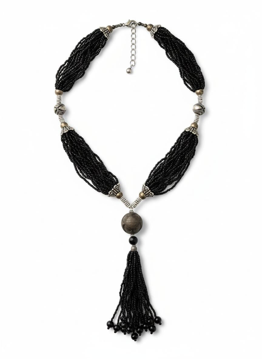 قلادة خرز سوداء بتعليقة شرّابة