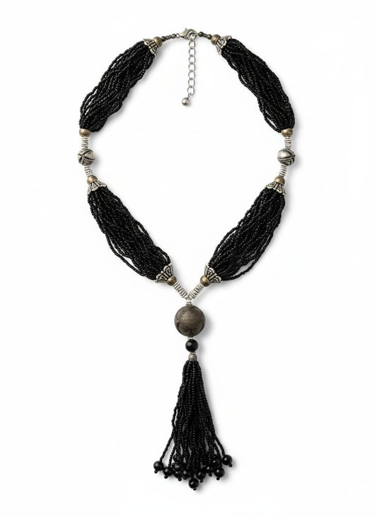 قلادة خرز سوداء بتعليقة شرّابة