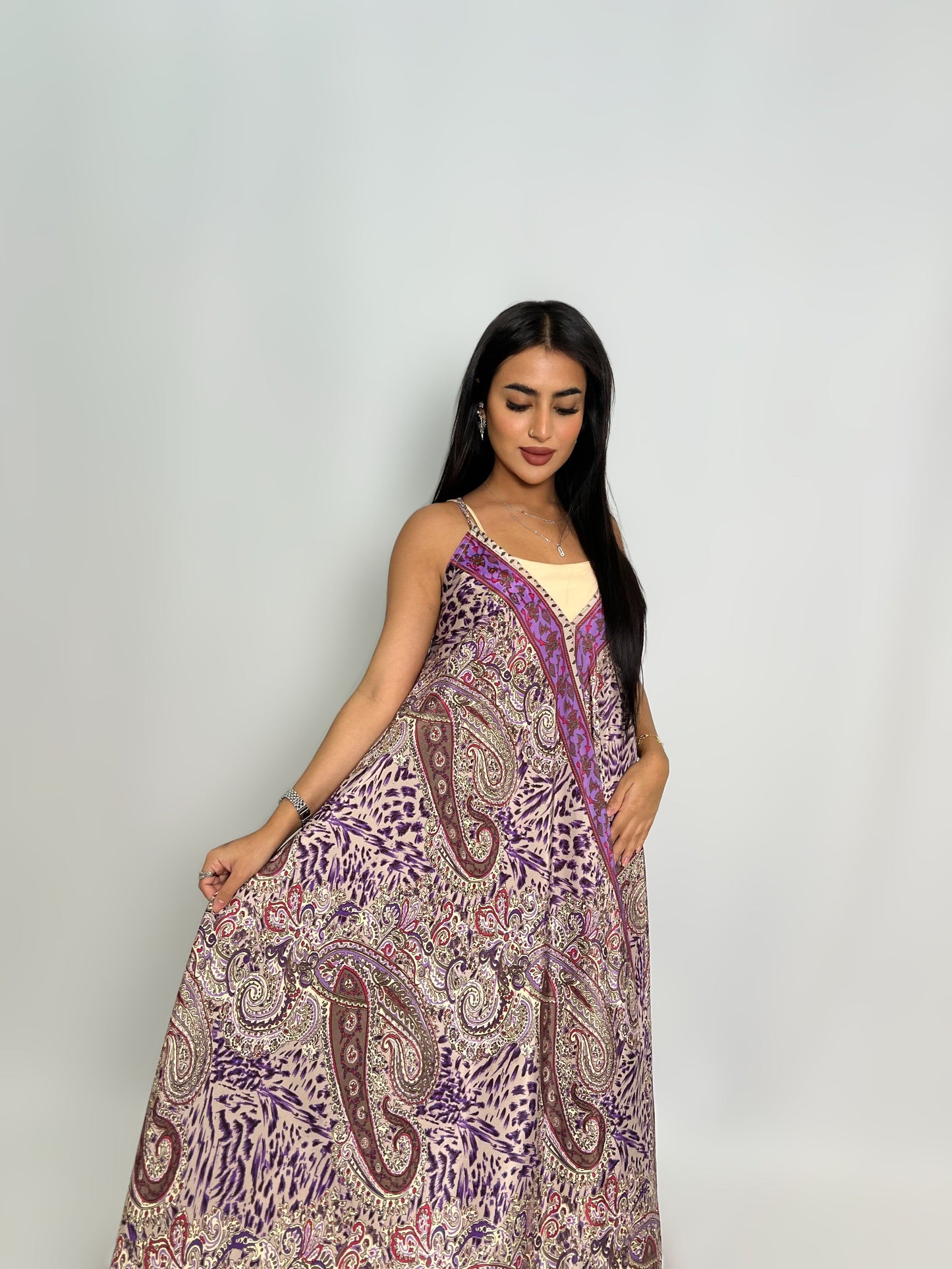 فستان ماكسي قماش انسيابي بنقشة بايسلي بنفسجي